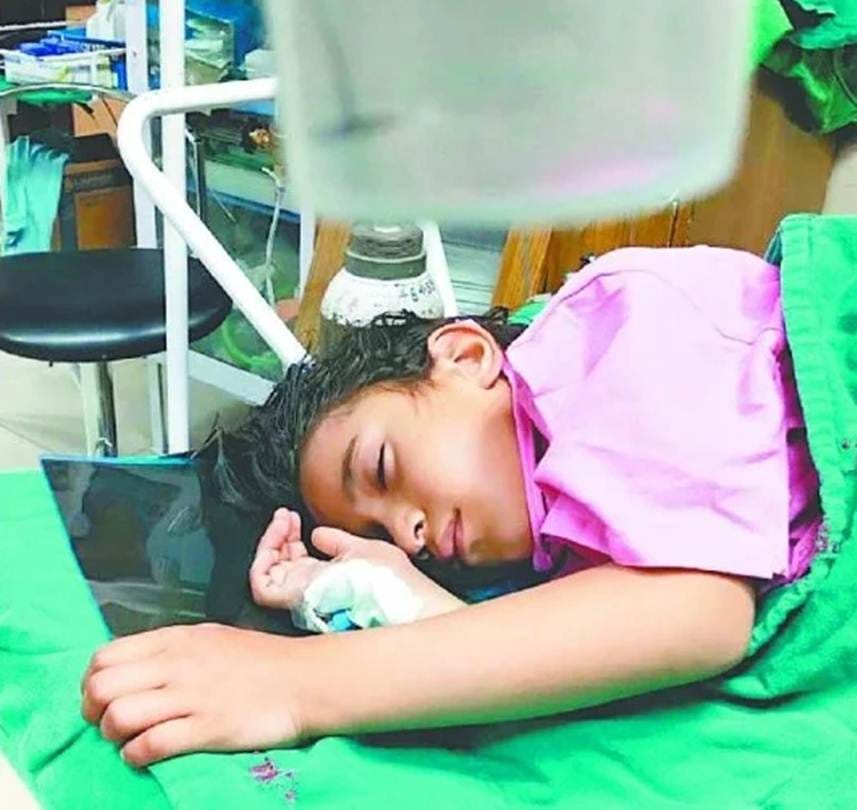ear ring stuck in the baby Throat, doctors save such.....