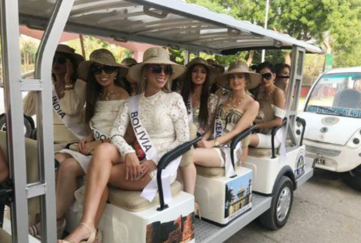 International beauty contest models visits the Taj Mahal