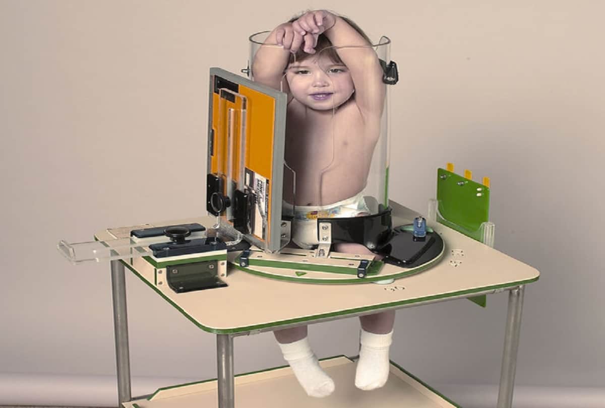photos of small kids under pigg o stat x-ray machine is being viral and I can’t stop laughing