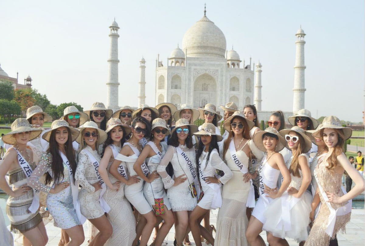 International beauty contest models visits the Taj Mahal