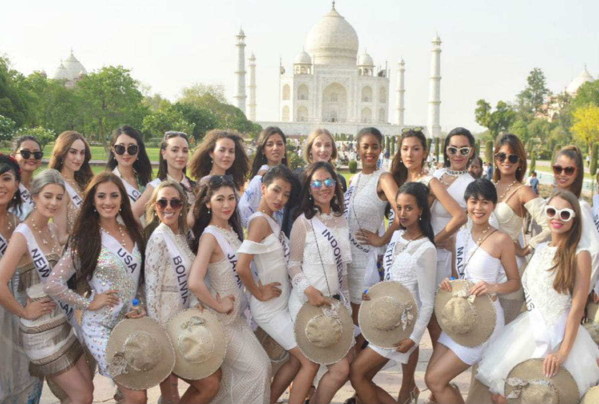 International beauty contest models visits the Taj Mahal