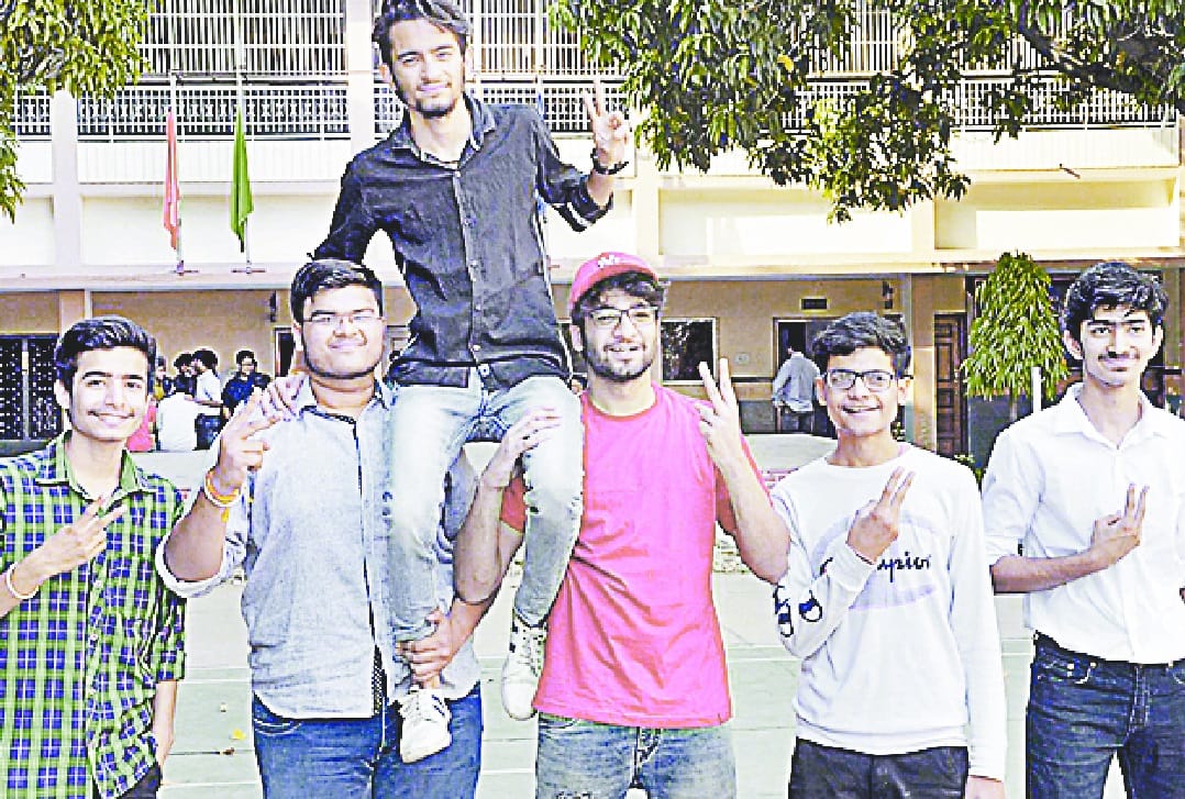 school me niyamit padaai ne dilaai safalta