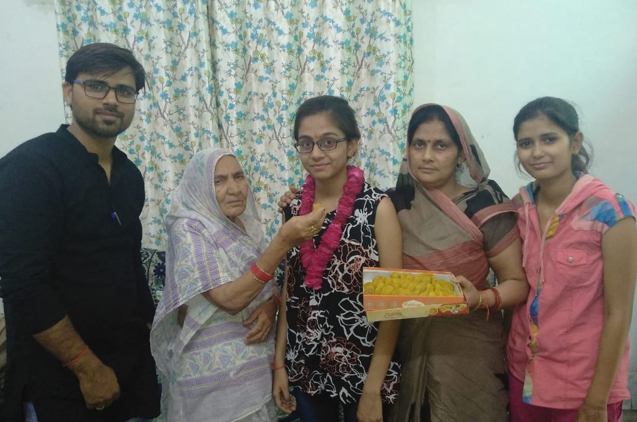 96.6 प्रतिशत अंकों के साथ अंजली और प्रतीक्षा ने मारी बाजी