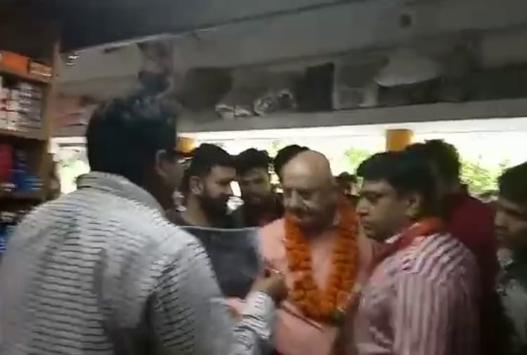 Lok sabha election 2019, Shopkeeper ask about manifesto, Anupam kher leaves without giving answer