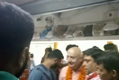 Lok sabha election 2019, Shopkeeper ask about manifesto, Anupam kher leaves without giving answer