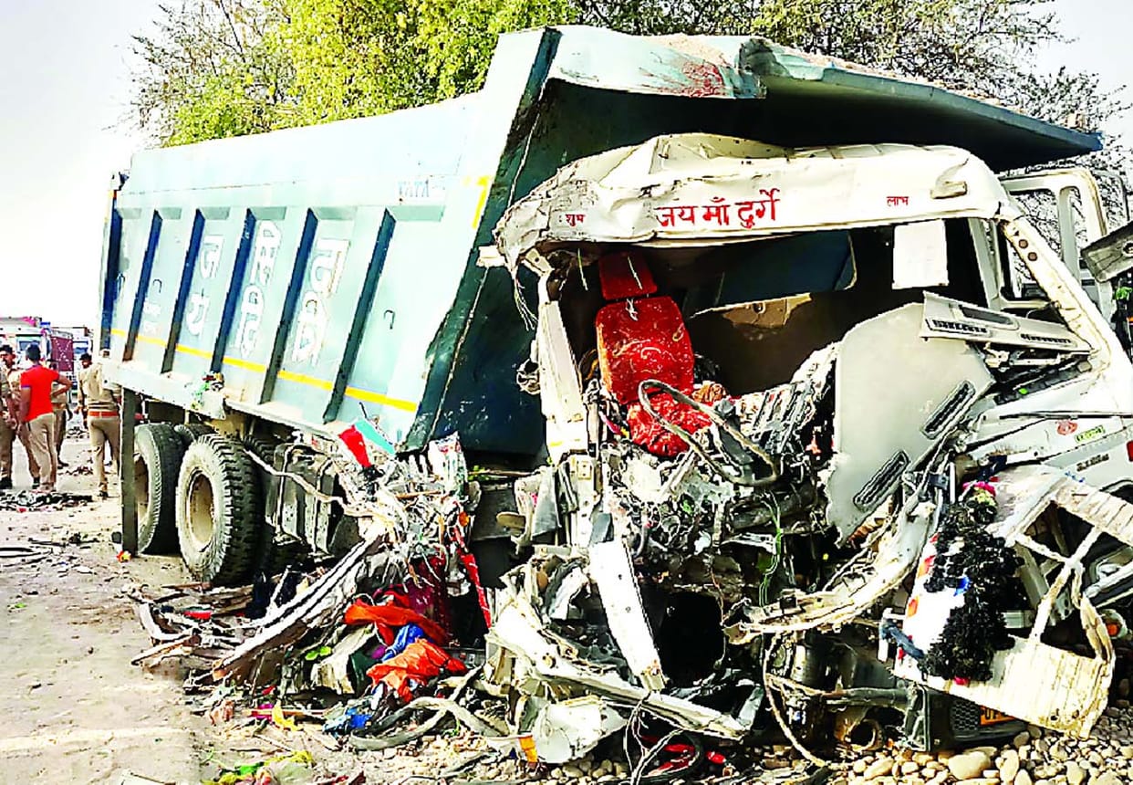 Three died in truck dumper collision in fatehpur