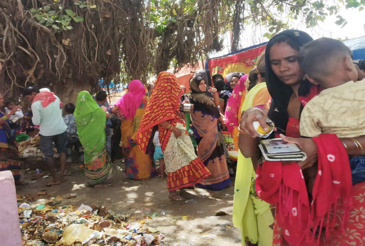 devotees worship in nagar sen temple with egg at firozabad