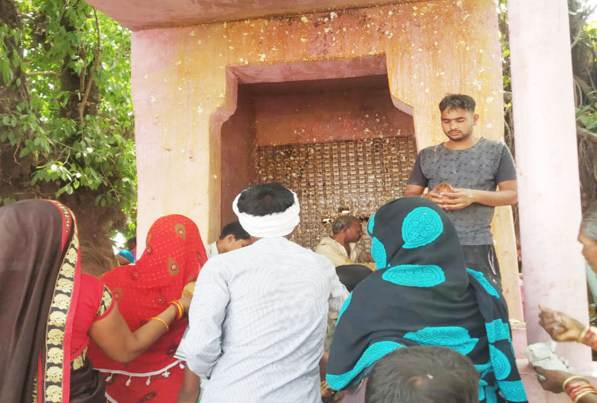 devotees worship in nagar sen temple with egg at firozabad