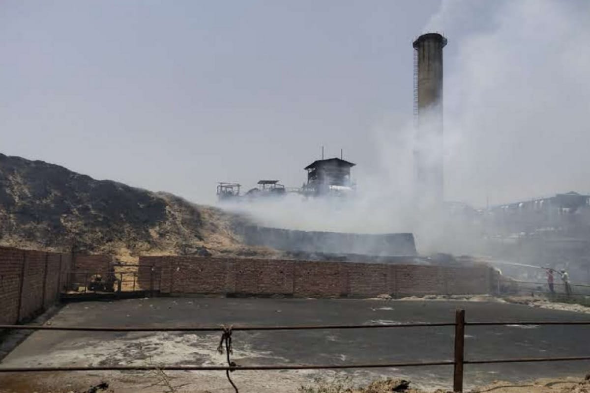 मलकपुर मिल के यार्ड में रखी बेगास में आग लगी