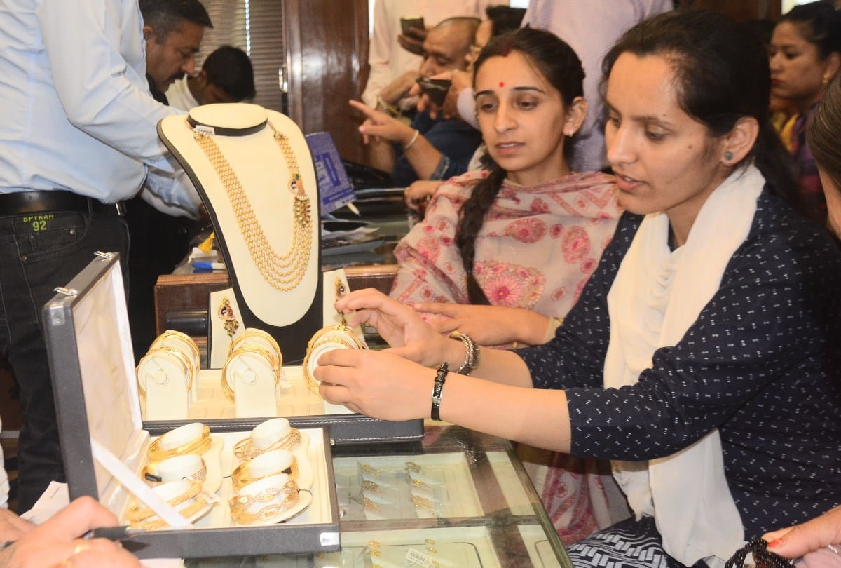 gold silver prices down by 956 rupees on friday