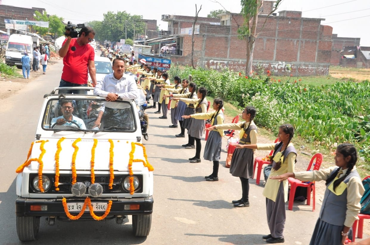 नौ किलोमीटर लंबी मानव शृंखला में गूंजा वोट दो -वोट दो का नारा