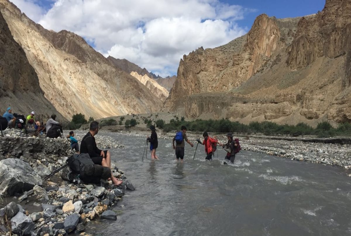 plan adventurous bike and trekking trip to leh ladakh with friends