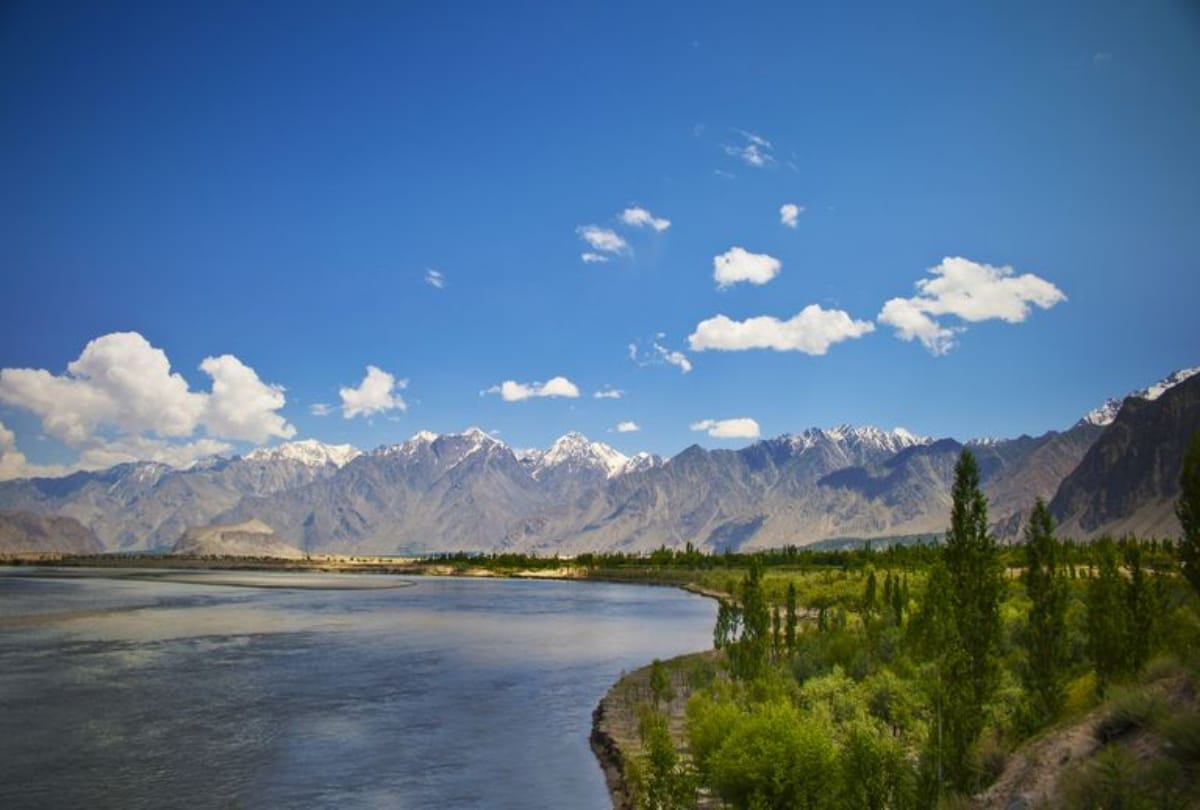plan adventurous bike and trekking trip to leh ladakh with friends