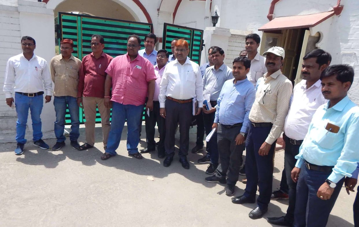 ूर्ति विभाग के अधिकारियों-कर्मियों ने डीएम को सौंपा ज्ञापन
