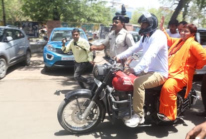 lok sabha chunav 2019 result How successful is Sadhvi in enclosing Digvijay on issue of Hindutva