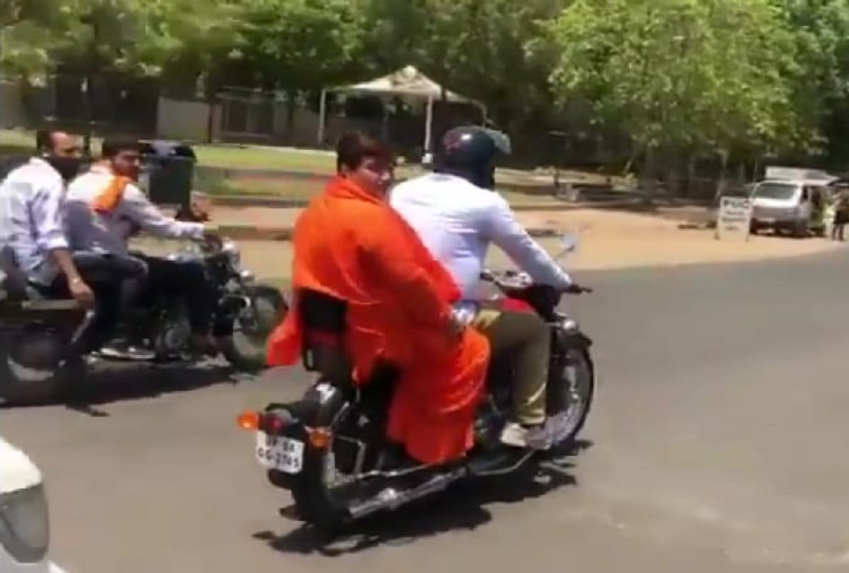 Lok Sabha Chunav 2019: Sadhvi Pragya bike rally campaign after releasing manifesto in Bhopal