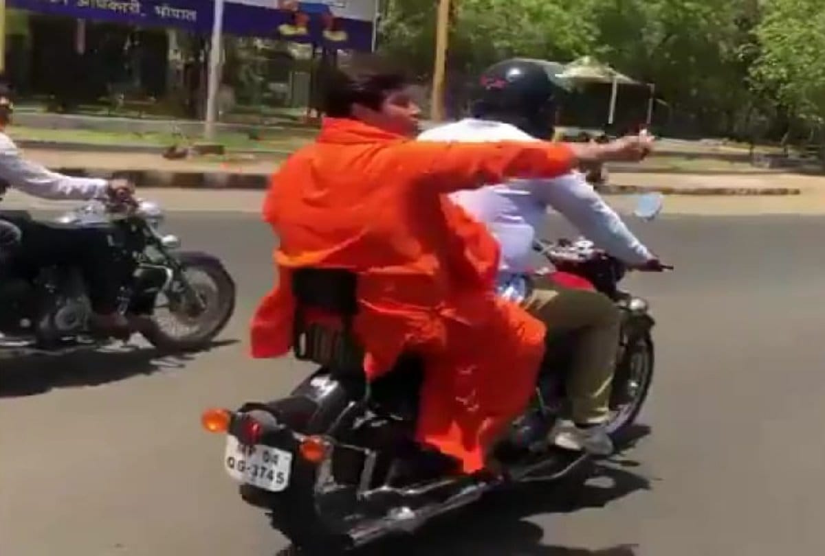 Lok Sabha Chunav 2019: Sadhvi Pragya bike rally campaign after releasing manifesto in Bhopal