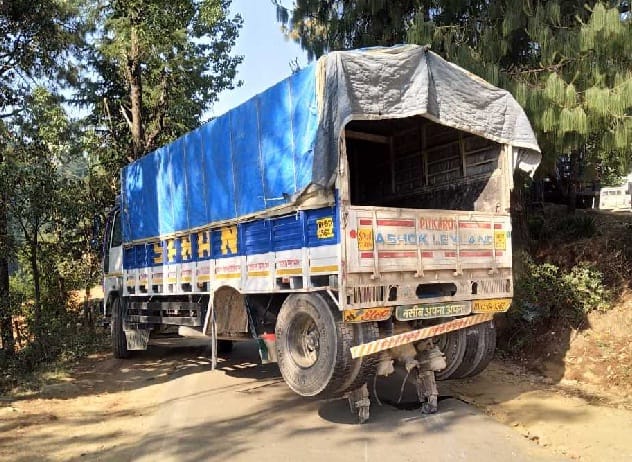 kamaanee tootane se beech sadak par khada ho gaya trak