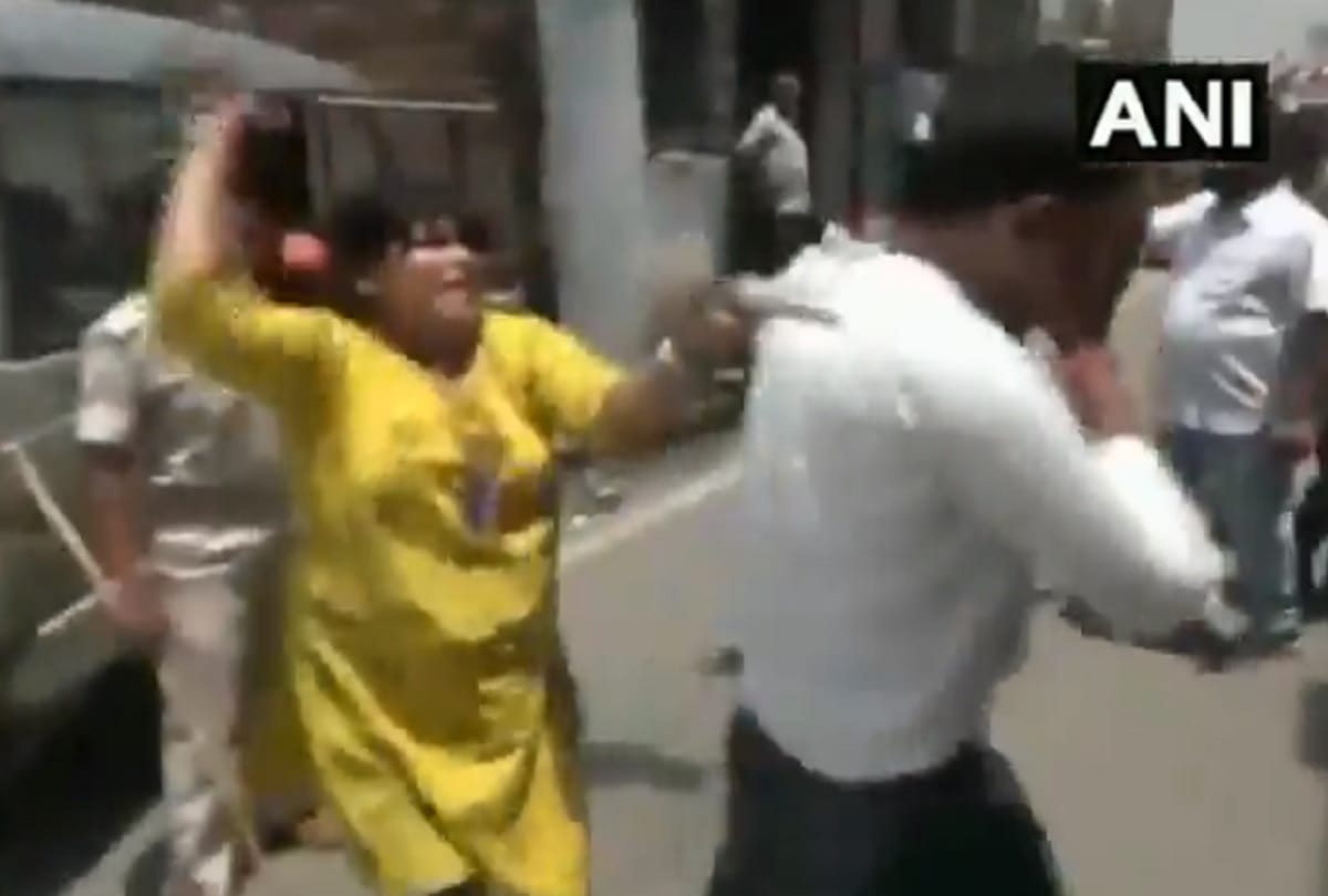 woman thrashed a man who posed as an Anti-Corruption Bureau Officer and demanded money in jamshedpur