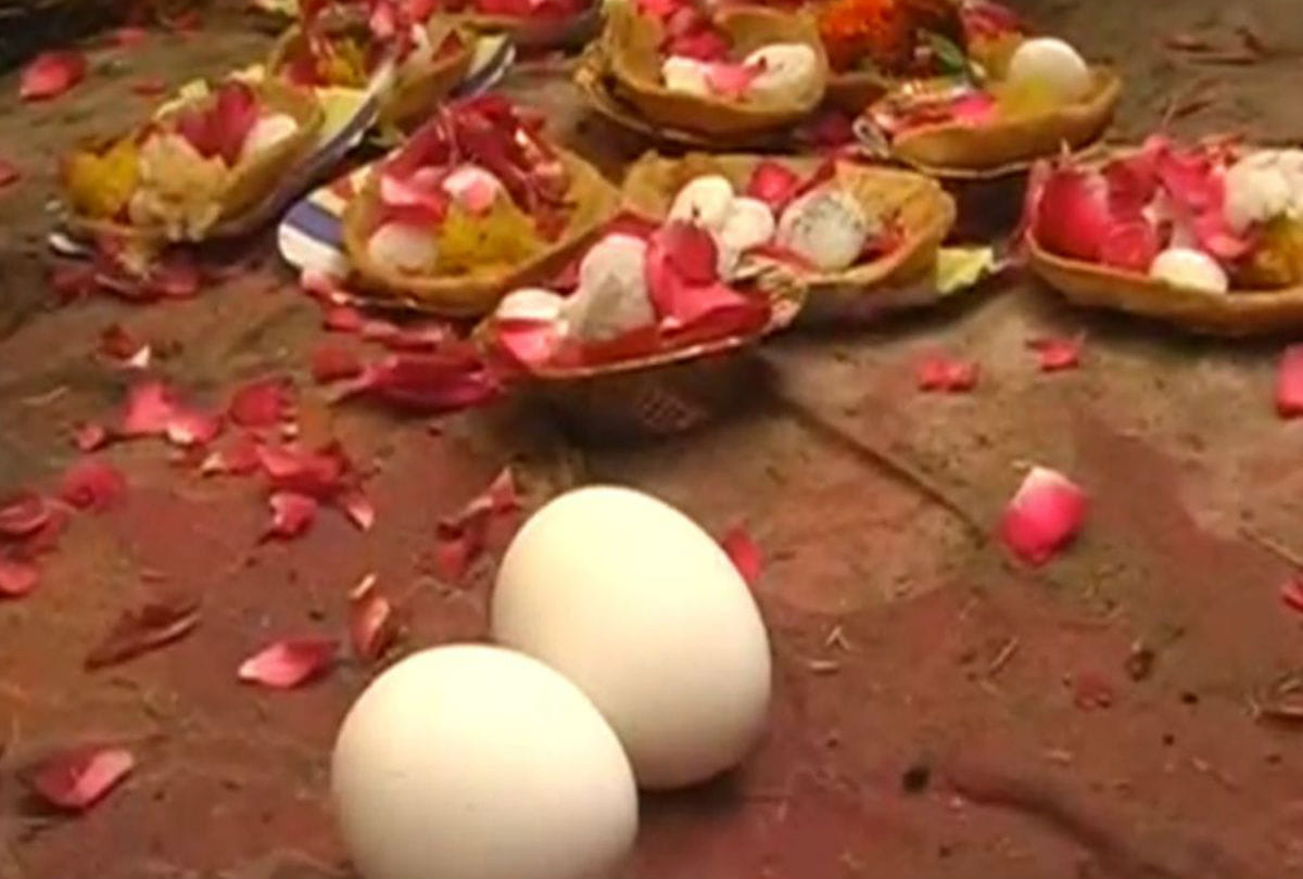 devotees worship in nagar sen temple with egg at firozabad