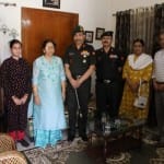 शहीद के परिवार से मिलते लेफ्टिनेंट जनरल अनिल भट्ट