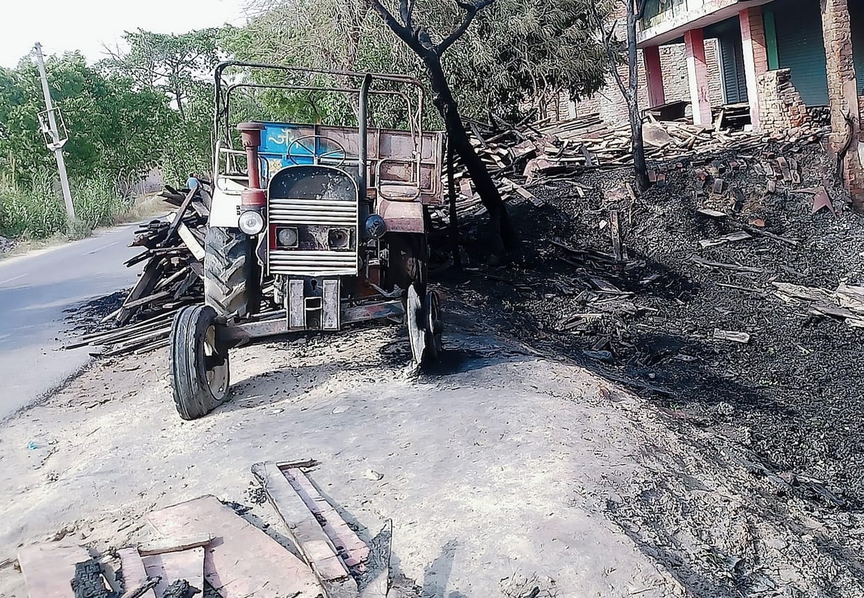 आग लगने से ट्रैक्टर जला
