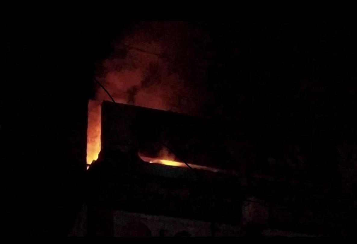 fire in furniture showroom on baghpat road