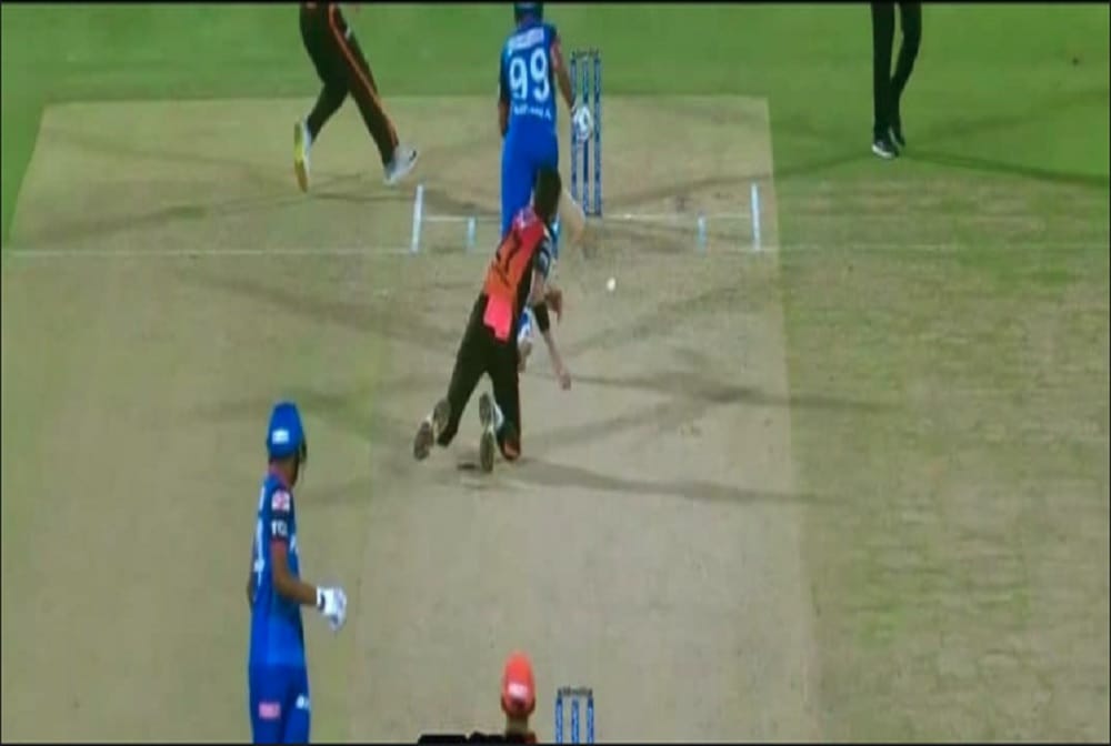 Video: amit mishra become the 2nd player in ipl history After yusuf pathan to obstructing the field 