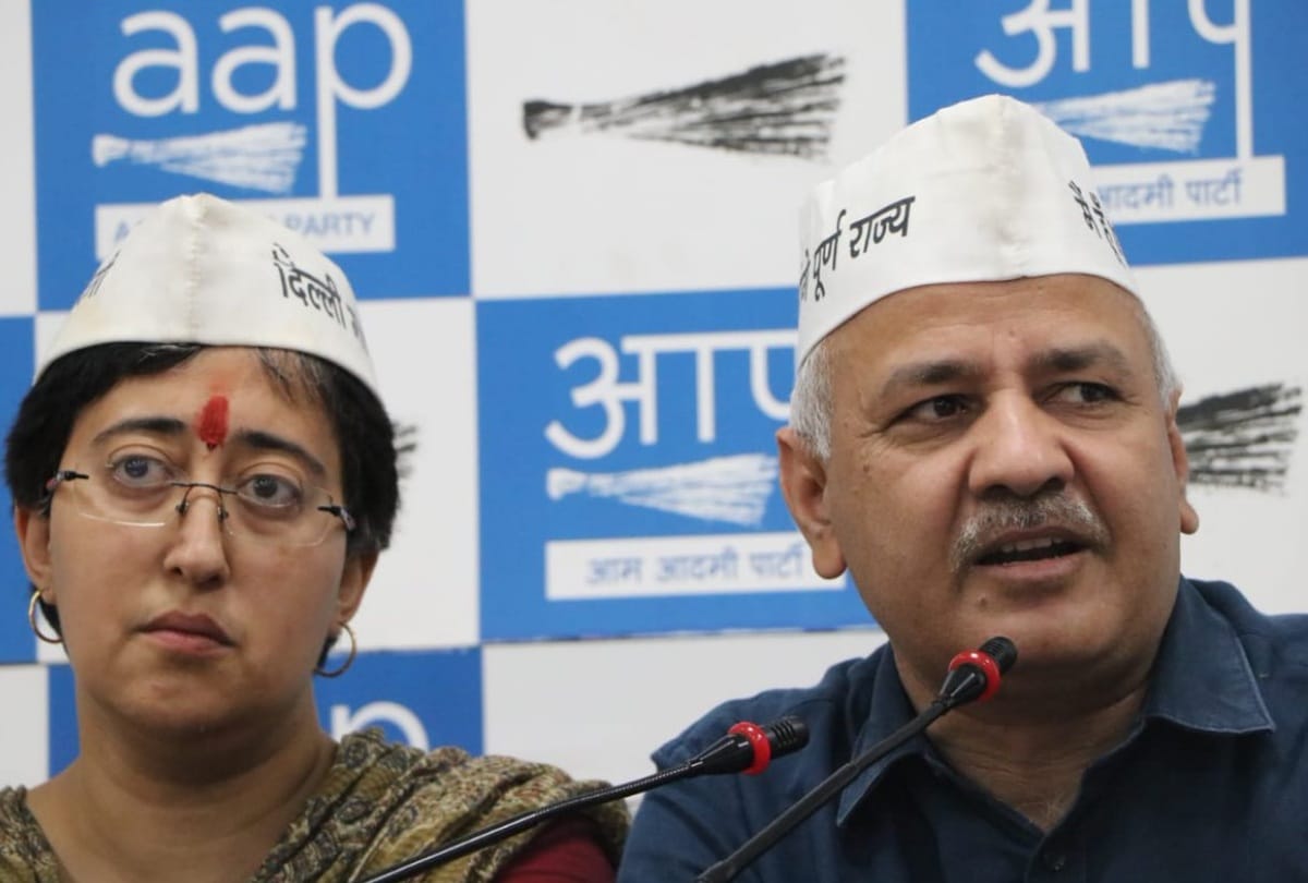 lok sabha elections 2019 atishi cries in press conference allege gambhir of derogatory pamphlet