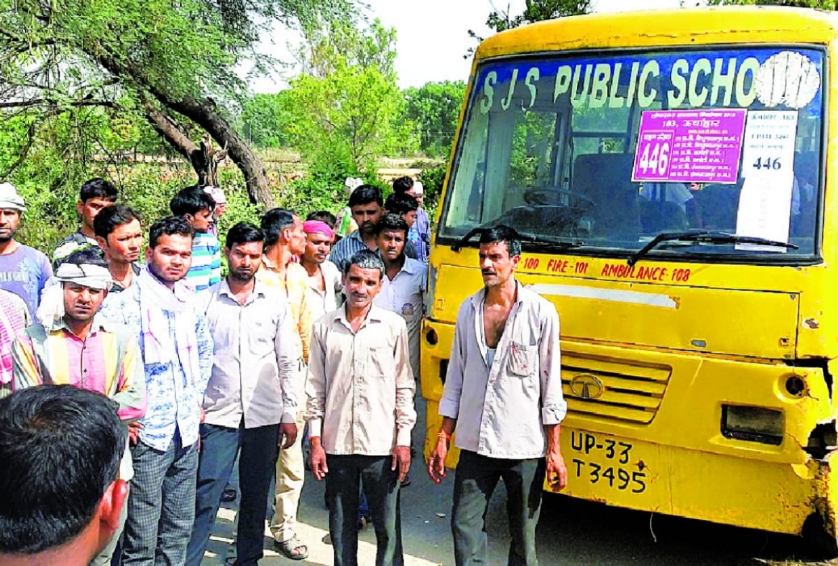 men beaten school bus driver and cleaner after the death of dog in Raebareli