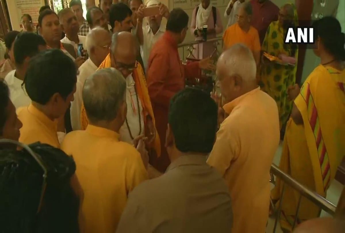 Lok sabha chunav 2019 Digvijaya Singh offers prayers at Gayatri Temple Bhopal