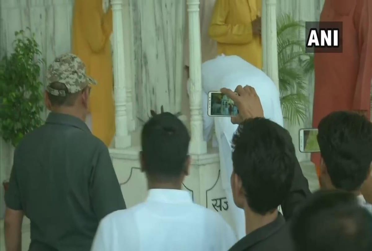 Lok sabha chunav 2019 Digvijaya Singh offers prayers at Gayatri Temple Bhopal