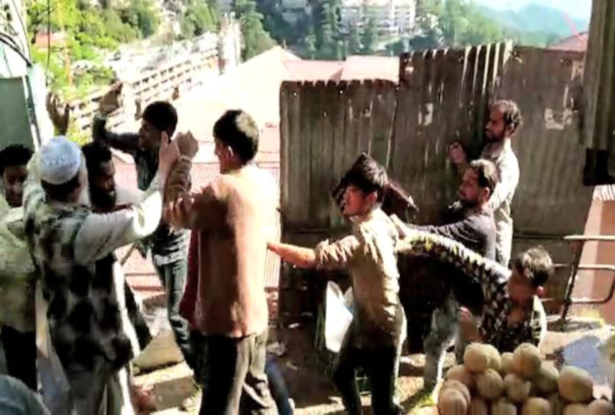 video of fighting between fruit sellers in shimla