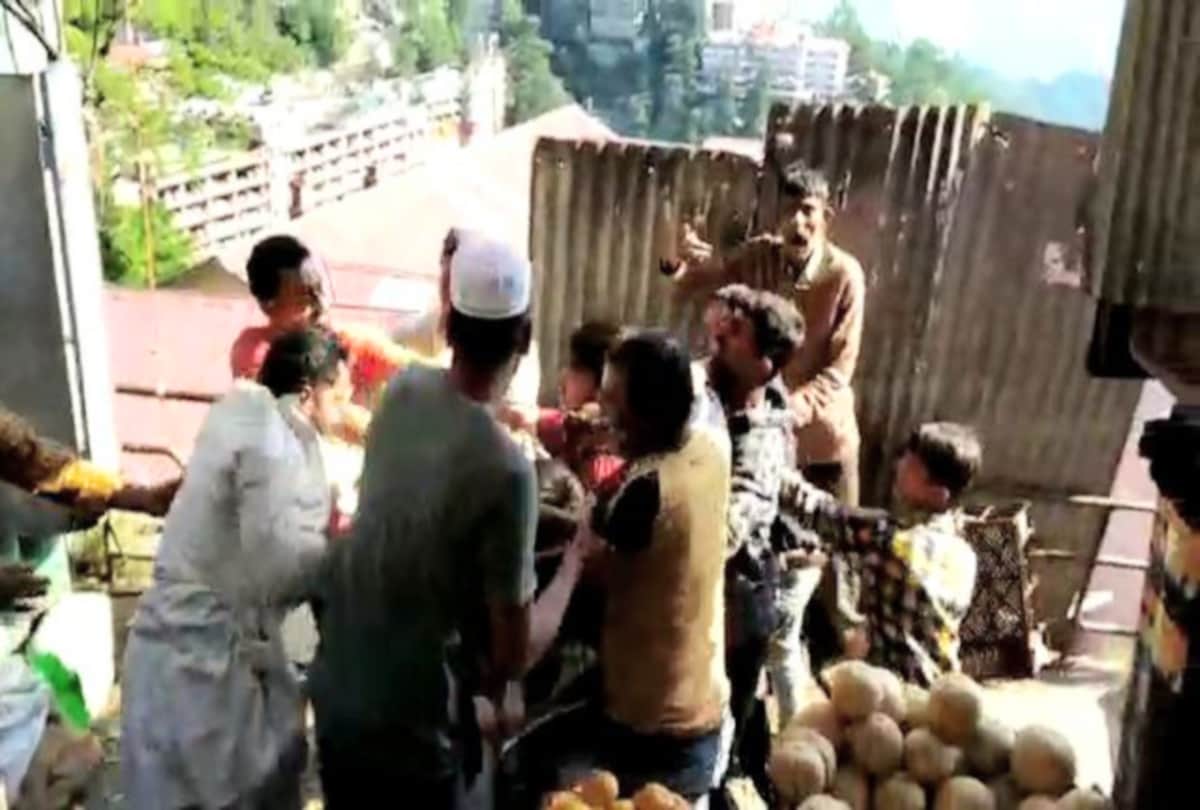 video of fighting between fruit sellers in shimla