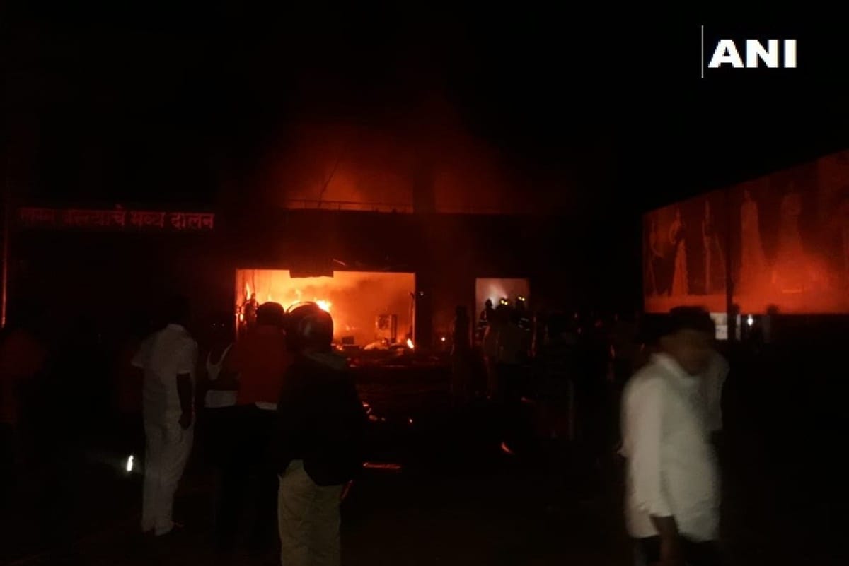 Fire broke out in a cloth godown, fire tenders were present at spot