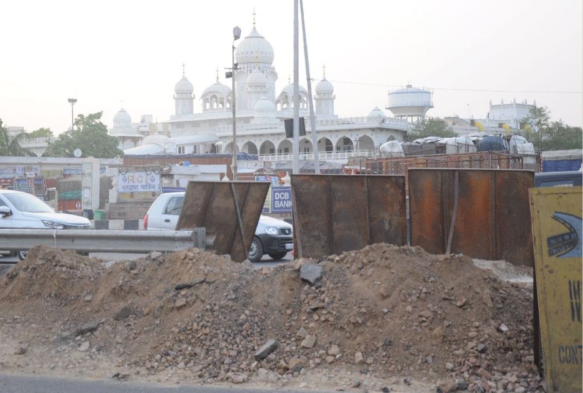 foot bridge construction on national highway in agra