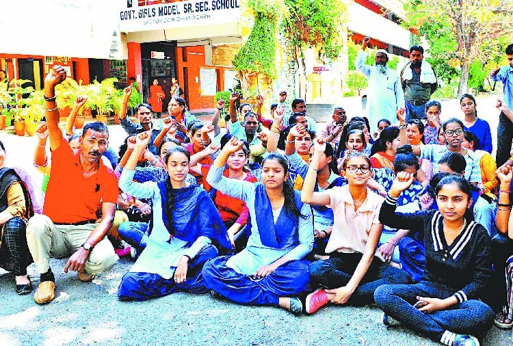 33 Girls Fail in Economics Subject, Protest by Parents at School in Chandigarh