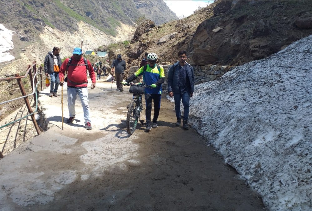 Pilgrim reached kedarnath dham to bicycle for lord shiva worship