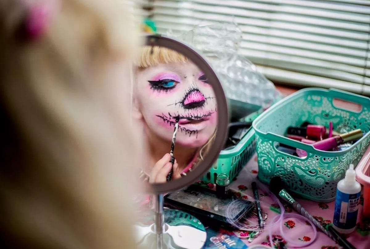 i am a genderless monsters non binary londoner loves dressing up as an alien