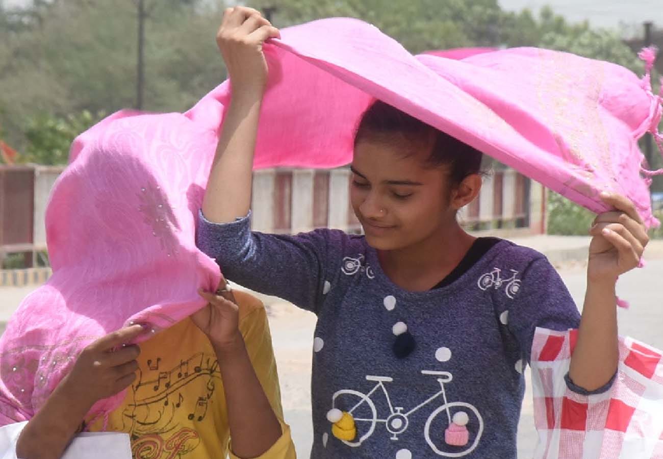 climate change in jammu kashmir, rainfall and hailstorm in state, temperature fall, one dead
