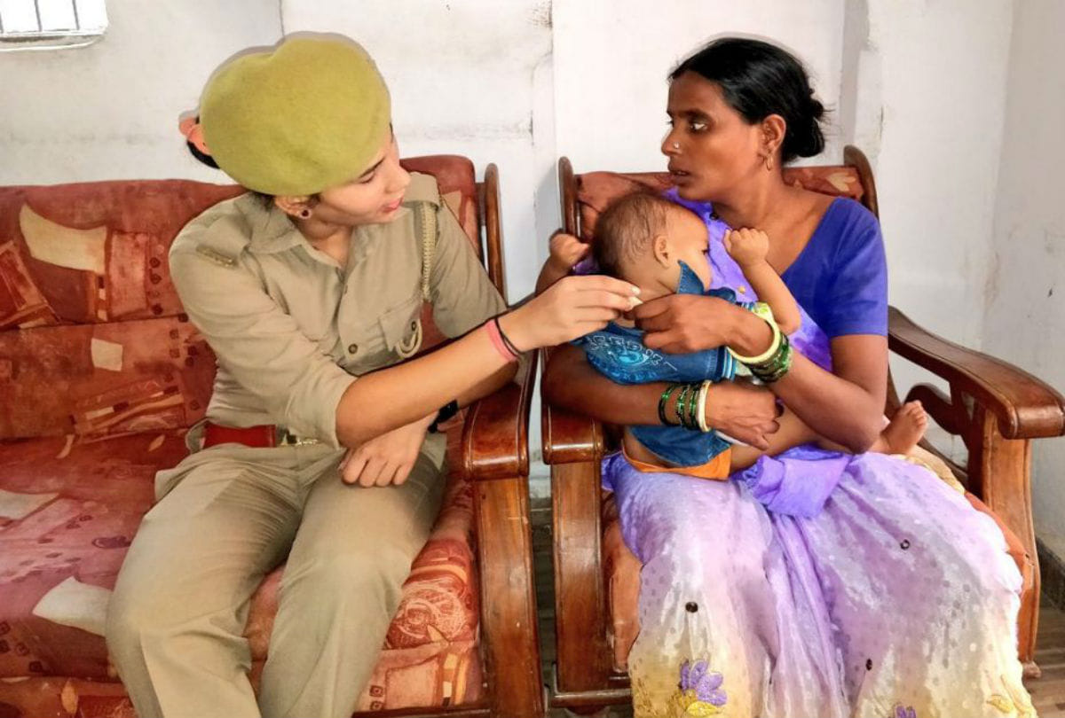UP police lady constable photos goes viral with baby in etah