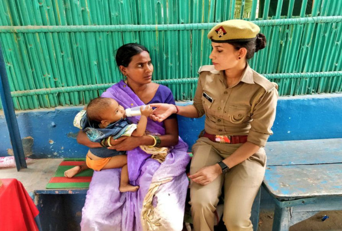 UP police lady constable photos goes viral with baby in etah