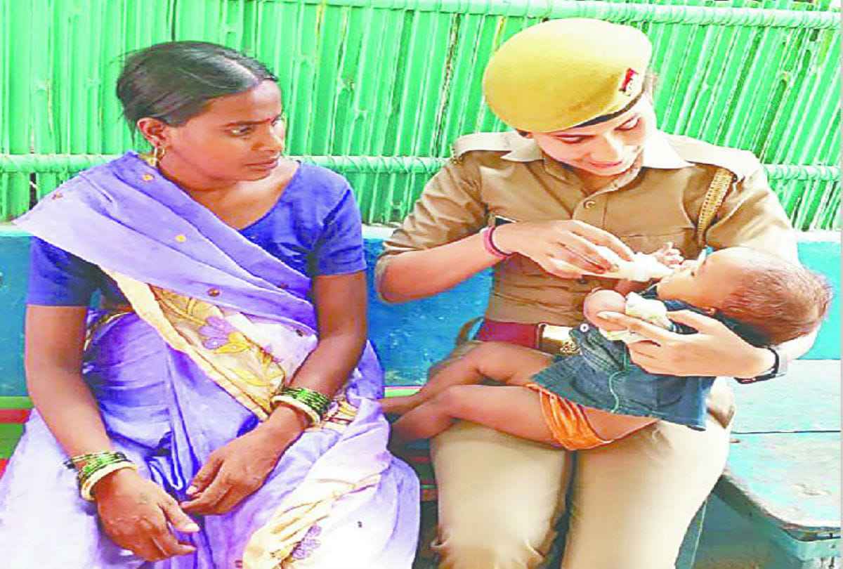 UP police lady constable photos goes viral with baby in etah
