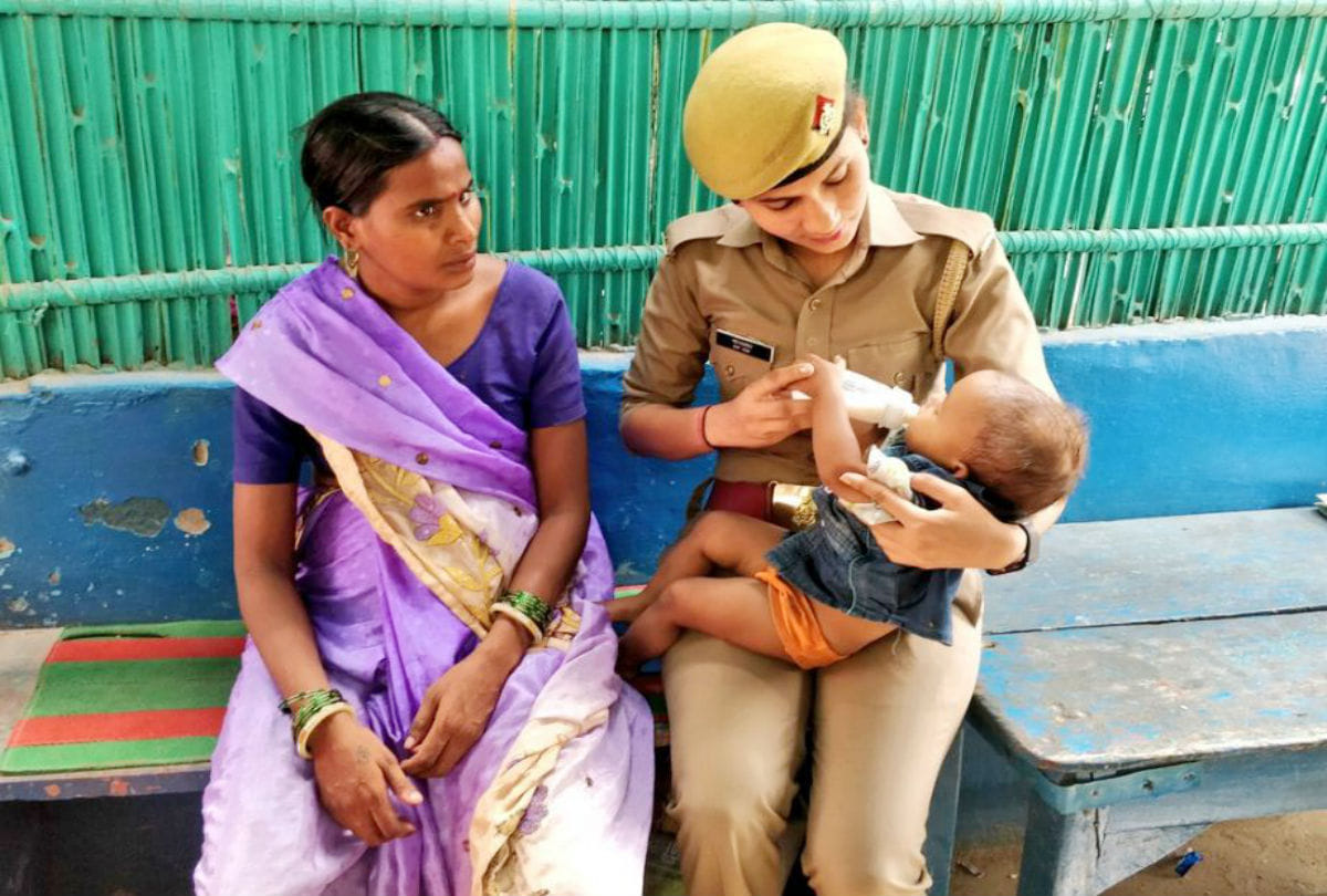 UP police lady constable photos goes viral with baby in etah