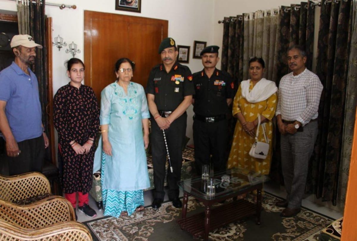 Lt General Anil Bhatt met the martyrs family