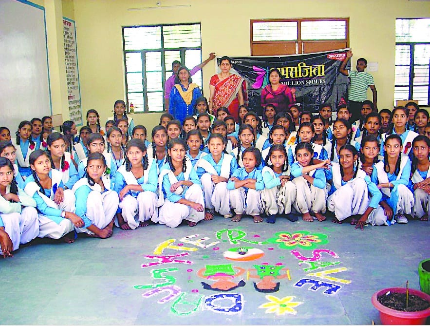 girls make rangoli