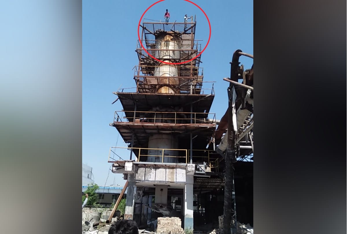 Two workers climb tower said no pay given by contractor sirmour himachal pradesh