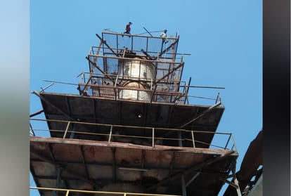 Two workers climb tower said no pay given by contractor sirmour himachal pradesh