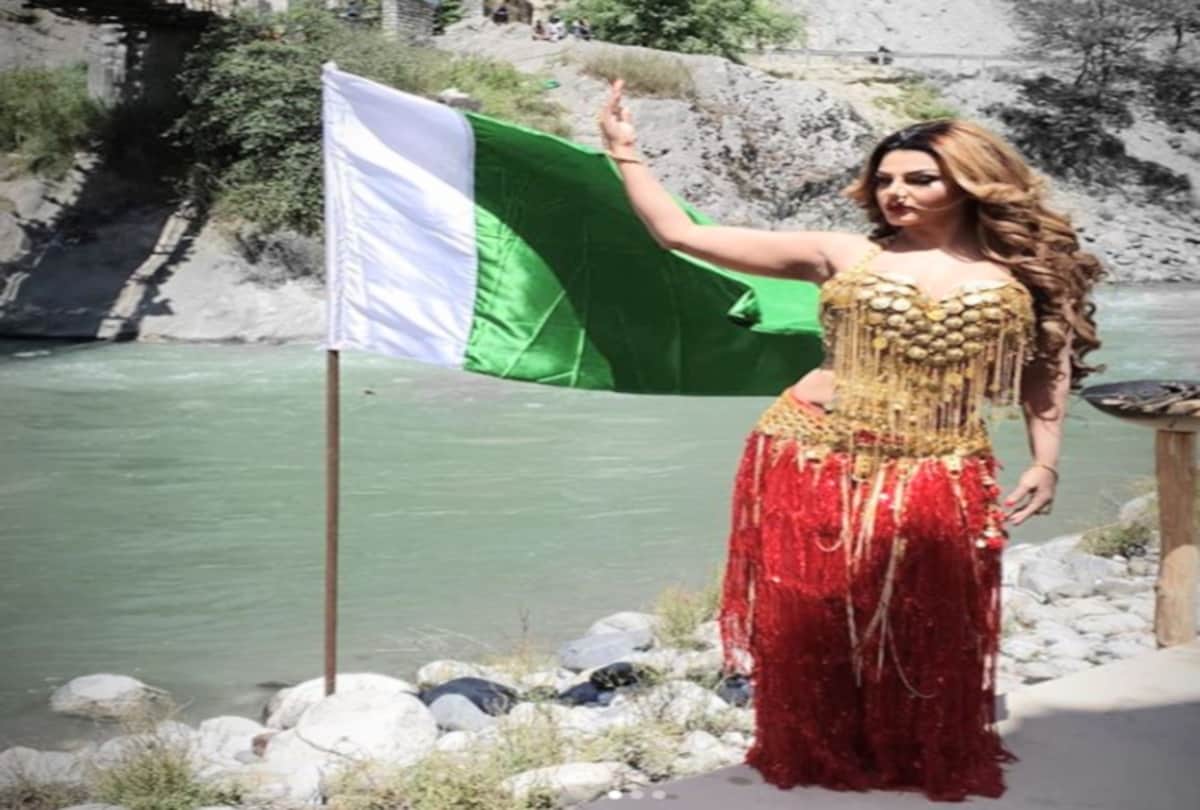 Rakhi Sawant With Pakistani Flag Pic Goes Viral And Now she Getting troll