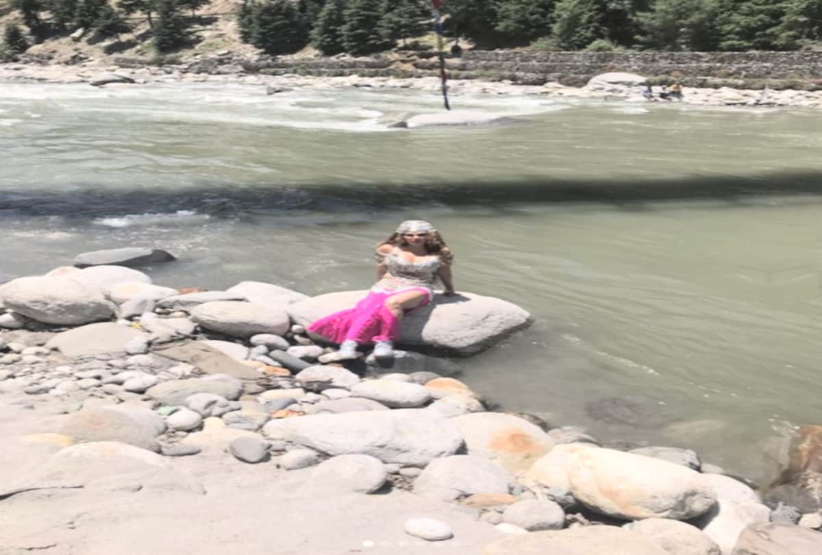 actress rakhi sawant statement over politics